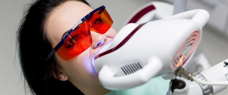 Отбеливание зубов технологией ZOOM
