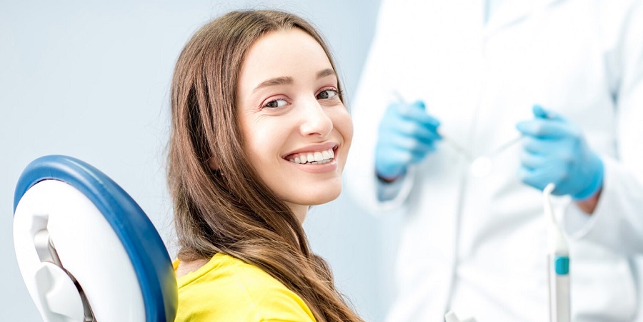 Девушка с красивой улыбкой у стоматолога